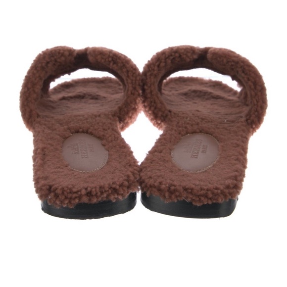 AUTH Hermes Oran Sandals in Shearling - Picture 4 of 5
